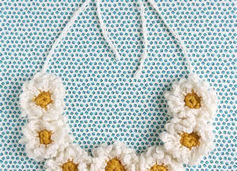 DIY: Crochet Daisy Chain Necklace