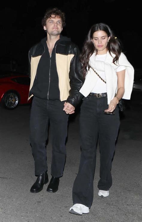 Sara Sampaio in a White Tee Was Seen Out with Ray Nicholson in Los Angeles 11/02/2023 – celebsla.com