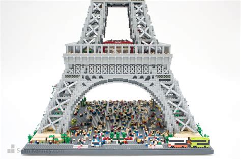 Sean Kenney's art with LEGO bricks : Eiffel tower