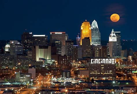 The Downtown Cincinnati Skyline at Twilight with a rising Super Moon. #Ohio #Cities Cincinnati ...