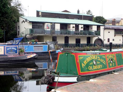 The Flapper Pub | Narrow canal boats can tie up next to The … | Flickr