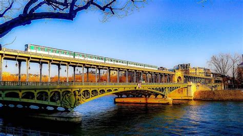 Sunrise at Rainbow Bridge in Tokyo : r/InfrastructurePorn