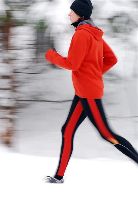 How to Dress for Winter Running - Swiggies Wrist Water Bottles