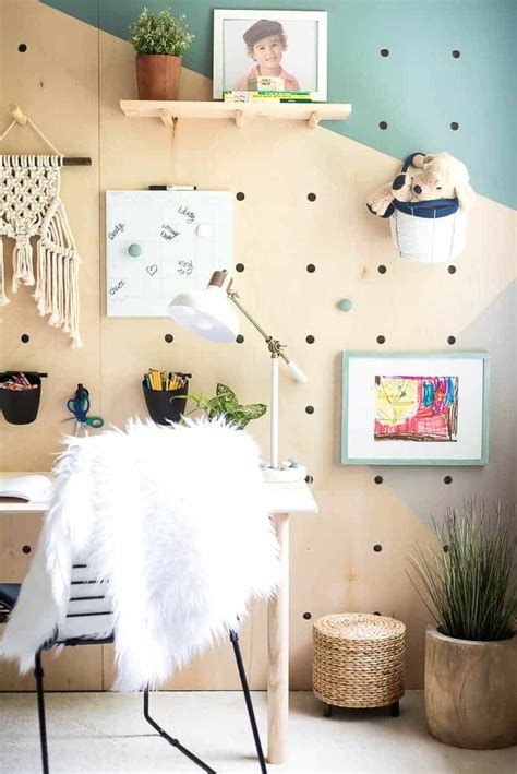 DIY PLYWOOD PEGBOARD WALL. SO COOL AND CHIC!