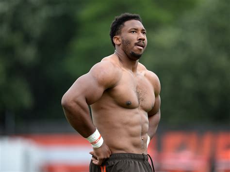 Browns' Garrett says fan asked for picture, punched him