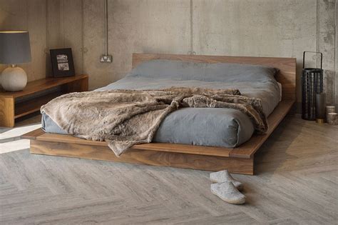 20+ Minimalist Bedroom Decorating Ideas With Wooden Floor | Platform ...