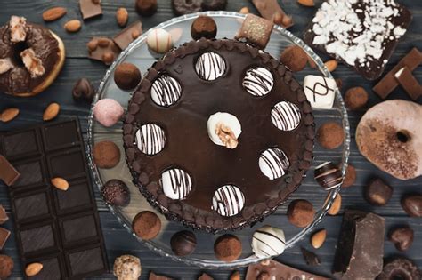 Top view chocolate cake with chocolate stuff | Free Photo