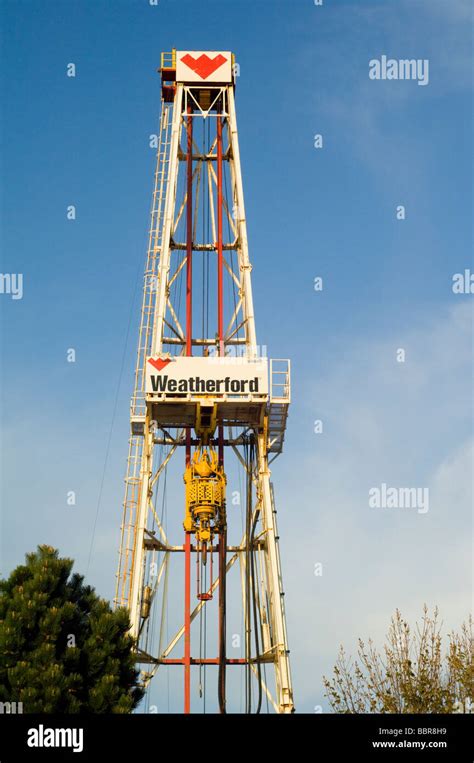 An oil rig drilling derrick Stock Photo - Alamy