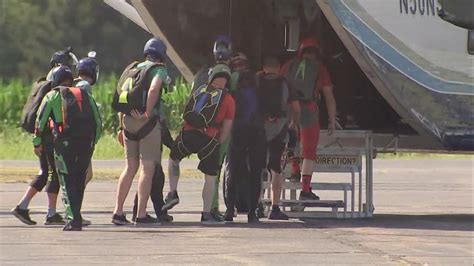 Illinois skydivers injured in mid-air collision, 1 knocked unconscious - ABC News