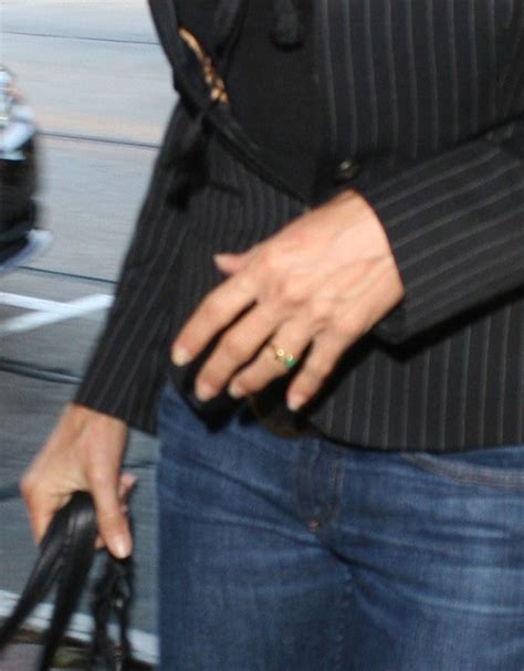 jennifer aniston wearing a wedding ring? – PopBytes