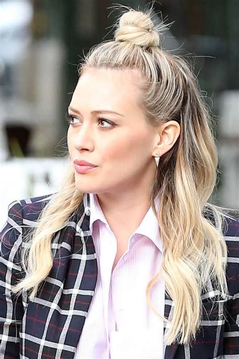 45 Stylish Topknot Hairstyles That Are In Vogue This Season | Short hair top knot, Hilary duff ...