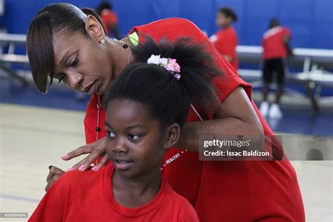 Former WNBA player Tina Thompson signs autographs at a WNBA Fit... News ...