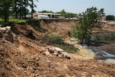 Texas Sinkhole Now Over 1,000 Feet Wide as Residents Prepare to Flee