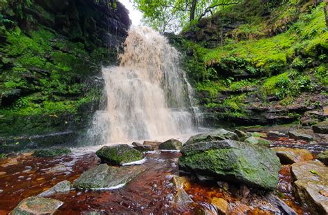 15 BEST Peak District Waterfalls (+ Walks to Visit Them) – Peak District Walks