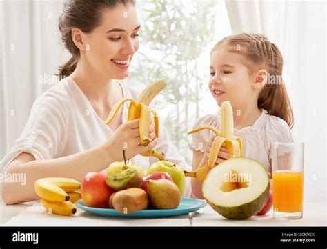 happy family eating fresh fruit Stock Photo - Alamy