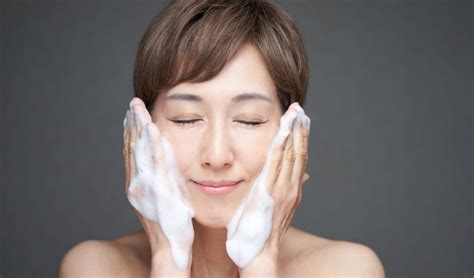 The 10 Best Japanese Moisturizers To Hydrate Your Skin In 2023