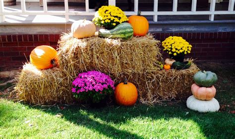 20+ Fall Yard Decorations With Hay Bales - PIMPHOMEE