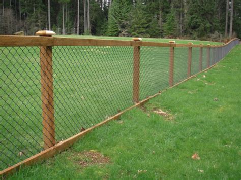 Chain Link Combined with Wood Slats to Make a Beautiful Fence | Modern fence, Fence, Backyard fences