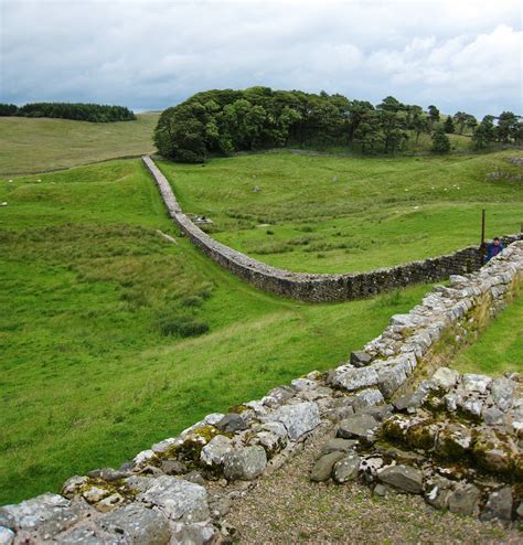 File:Hadrians Wall from Housesteads1 crop.jpg - Wikipedia, the free encyclopedia