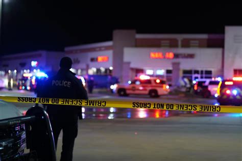 Pilot dies after small plane crashes in Plano, Texas shopping center parking lot: Police