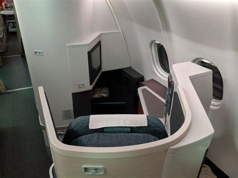 Bulkhead Seats & Bassinet Explained: Pros and Cons [2021] - UponArriving