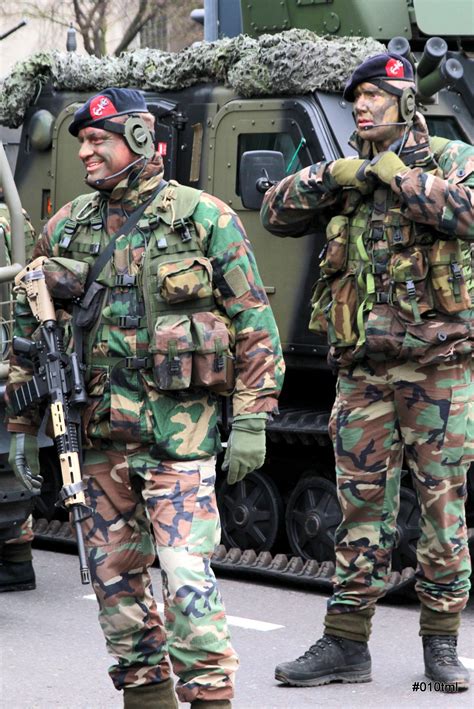 Rotterdam through my lens: 350 jarig Korps Mariniers in indrukwekkend defilé over de Coolsingel