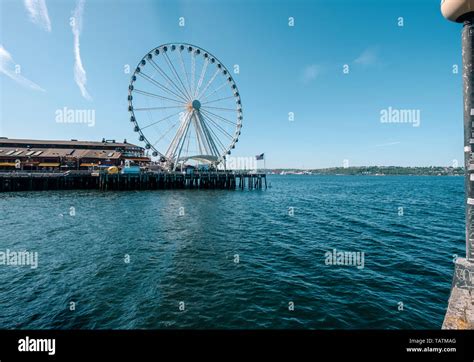 Waterfront Park and Seattle Great Wheel, Giant Ferris wheel offering ...