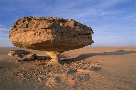 今にも倒れそうな岩 ベスト10 | Amazing nature, Geology, Rock