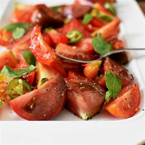 Tomato Basil Salad | Vegan | elkeliving.com