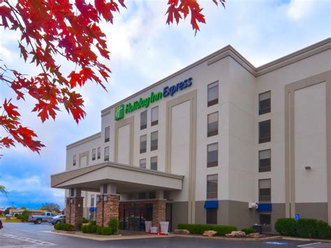 Hotel in Fayetteville, AR | Holiday Inn Express & Suites Fayetteville ...