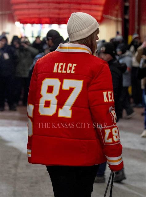 No. 87 Kelce keeps Taylor Swift warm in huge coat at frigid Chiefs game ...