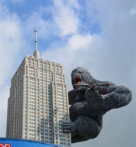 Giant King Kong On Empire State Building Editorial Stock Image - Image ...