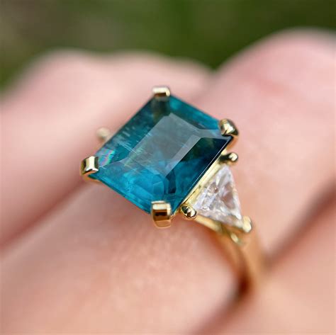 18ct yellow gold and Indicolite tourmaline ring with triangle diamonds shoulders - Baroque ...