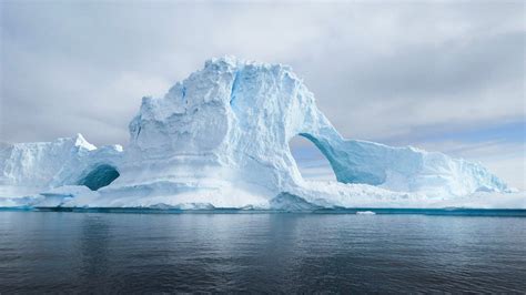 Hemingway’s Iceberg Theory and How it Changed Sentences Forever | ILLUMINATION