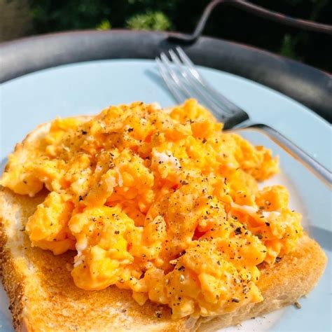 Scrambled Eggs On Toast - Super Easy Recipe! - Daisies & Pie