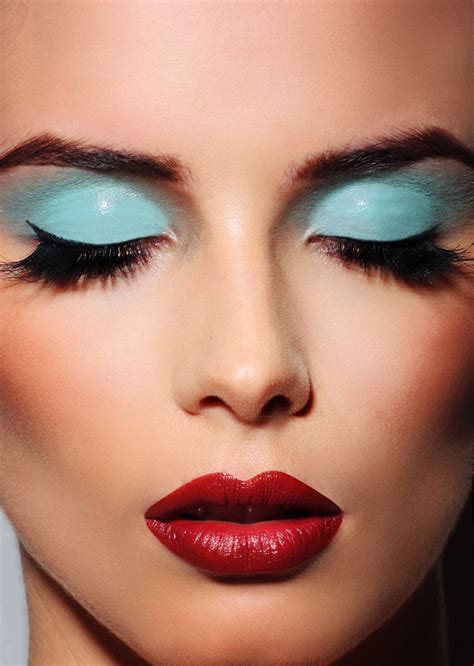 Red Lips + Light blue Eyeshadow | Makeup maquillage, Ombre à paupières bleu, Maquillage yeux
