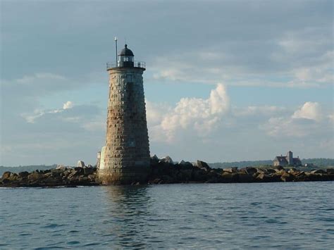 © Photo: Whaleback Light, Piscataqua River | PortsmouthNH.com