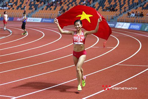 Kỷ lục gia SEA Games Nguyễn Thị Oanh cùng các “sao” điền kinh đua tốc độ tại Tay Ho Half ...