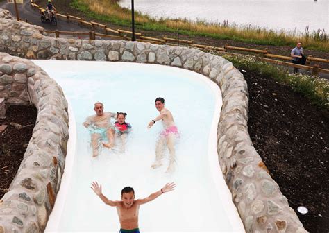 Dentro del parque acuático cubierto más grande y lujoso de Irlanda, con ...