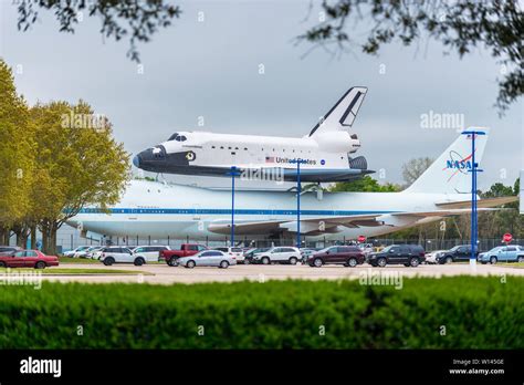 Space Shuttle Independence and Shuttle Carrier Aircraft at Johnson ...