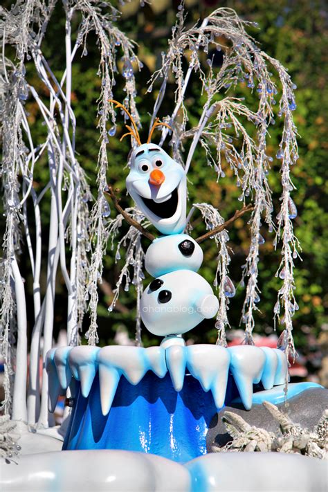 Disneyland // Frozen Float // Olaf // Mickey's Soundsational Parade | Disney christmas parade ...