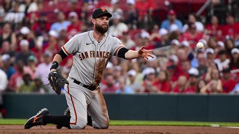 Giants' Brandon Belt lands on IL with knee inflammation, gets cortisone ...