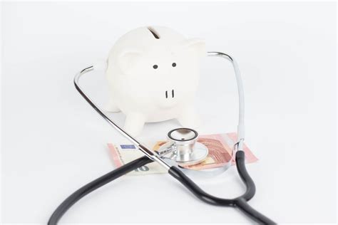 Piggy bank and stethoscope Isolated on a white background - Bilder und Fotos (Creative Commons 2.0)