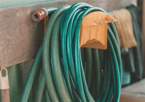 Man Uses an Air Hose To Start Siphon and It Works Like a Charm - Dengarden