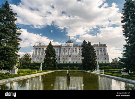 Madrid (Spain): the historic Royal Palace and the gardens Stock Photo - Alamy