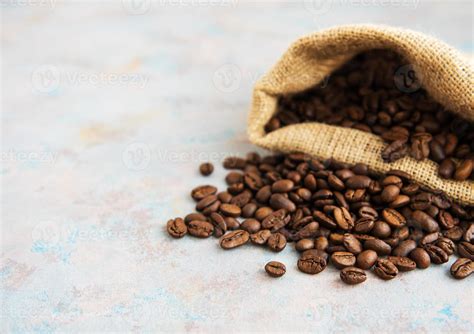 Roasted coffee beans 5383973 Stock Photo at Vecteezy