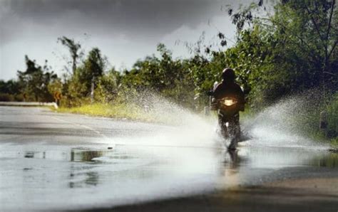 How To Ride Motorcycle In Rain - GoMotoRiders - Motorcycle Reviews, Rumors & Fun Things