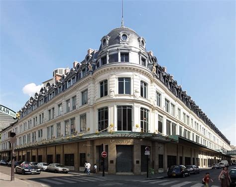 GUIDE TO LE BON MARCHE LARGE DEPARTMENT STORE IN PARIS