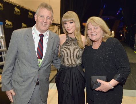 Taylor Swift Family - Parents, Siblings, Boyfriends, Affairs, Facts, Bio | Celeb Family