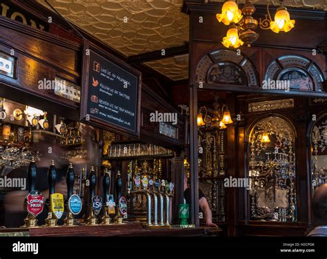 Old pub interior hi-res stock photography and images - Alamy